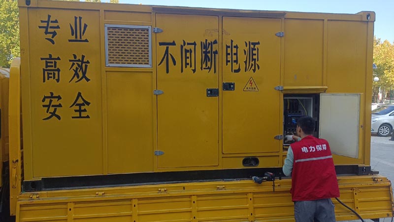 西峰柴油发电机组和UPS电源配合使用时，如何避免切换过程中的电力中断？